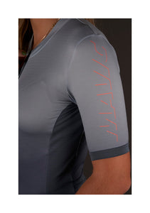 ESSENTIAL GRAPHIC JERSEY-ORION BLUE/CELESTE- Womens