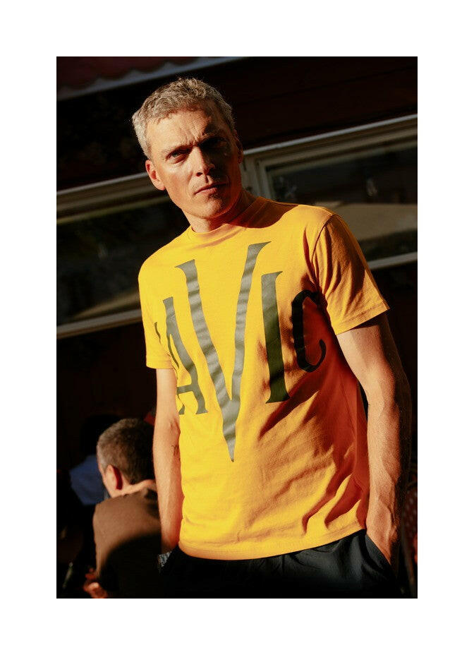 HERITAGE V TEE - MUSTARD/CORDE